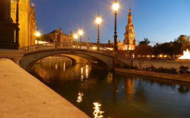 Flights to Seville and London Luton with Ryanair